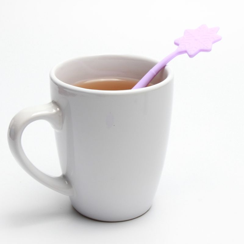 stainless steel fine hole brewing tea infuser with PP stand and silicone snow flower handle tea accessory